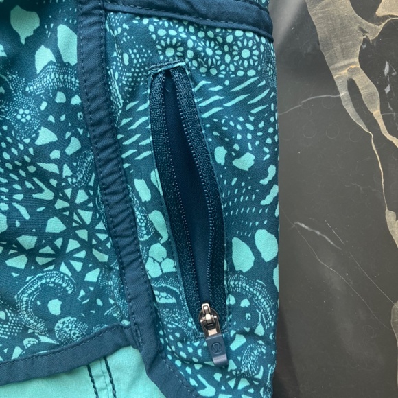 Lululemon shorts size 4 - Picture 2 of 6